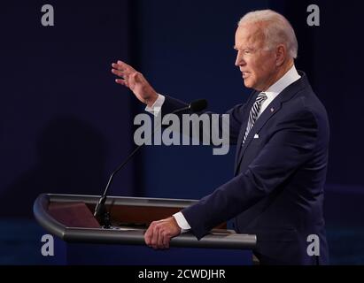 Cleveland, Usa. September 2020. Der demokratische Präsidentschaftskandidat Joe Biden spricht während der ersten von drei geplanten 90-minütigen Präsidentschaftsdebatten mit Präsident Donald Trump, Cleveland, Ohio, am Dienstag, den 29. September 2020. Foto von Kevin Dietsch/UPI Kredit: UPI/Alamy Live News Stockfoto