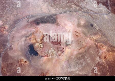 Luftaufnahme eines erloschenen Kraters eines Vulkans auf der Insel el Hierro, Kanarische Inseln, Spanien. Hochwertige Fotos. Stockfoto