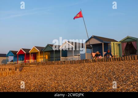 England, Hampshire, New Forest, Calshot, Calshot Beach, Bunte Strandhütten Stockfoto
