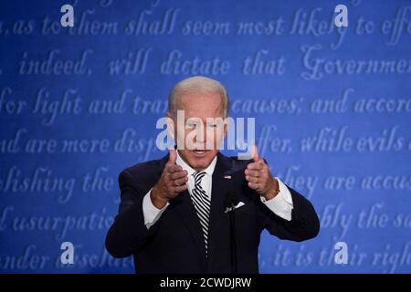 Cleveland, Usa. September 2020. Der demokratische Präsidentschaftskandidat Joe Biden spricht während der ersten von drei geplanten 90-minütigen Präsidentschaftsdebatten mit Präsident Donald Trump, Cleveland, Ohio, am Dienstag, den 29. September 2020. Foto von Matthew Hatcher/UPI Kredit: UPI/Alamy Live Nachrichten Stockfoto