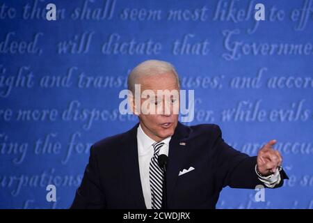 Cleveland, Usa. September 2020. Der demokratische Präsidentschaftskandidat Joe Biden spricht während der ersten von drei geplanten 90-minütigen Präsidentschaftsdebatten mit Präsident Donald Trump, Cleveland, Ohio, am Dienstag, den 29. September 2020. Foto von Matthew Hatcher/UPI Kredit: UPI/Alamy Live Nachrichten Stockfoto
