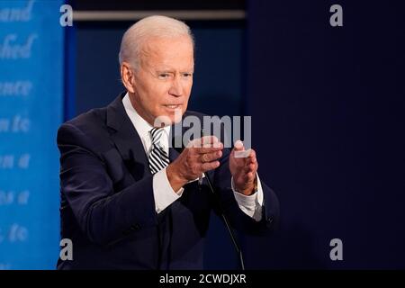 Cleveland, Usa. September 2020. Demokratischer Präsidentschaftskandidat der ehemalige Vizepräsident Joe Biden spricht während der ersten Präsidentschaftsdebatte gegen Präsident Donald Trump in Cleveland, Ohio, am Dienstag, 29. September 2020. Foto von Matthew Hatcher/UPI Kredit: UPI/Alamy Live Nachrichten Stockfoto