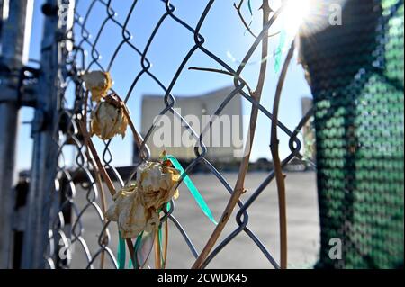 Las Vegas, Nevada, USA. September 2020. Getrocknete Blumen werden an einem Zaun vor dem Las Vegas Village gegenüber dem Mandalay Bay Resort und Casino als Hommage an die vor fast drei Jahren bei einem Massaker an diesem Ort am 29. September 2020 in Las Vegas, Nevada, getöteten Menschen gesehen. Am 1. Oktober 2017 eröffnete ein Schütze das Feuer aus dem 32. Stock von Mandalay Bay auf dem Route 91 Harvest Country Music Festival in Las Vegas, das 58 Menschen tötete und mehr als 800 Menschen bei dem tödlichsten Massenschießereignis der US-Geschichte verletzte. Quelle: David Becker/ZUMA Wire/Alamy Live News Stockfoto