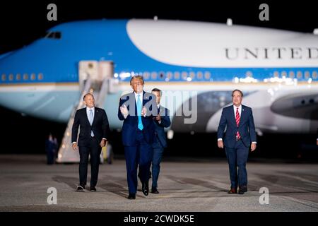 HARRISBURG, PA, USA - 26. September 2020 - US-Präsident Donald J. Trump wird von Mitgliedern der Kongressdelegation von Pennsylvania begleitet, während er einen Spaziergang macht Stockfoto