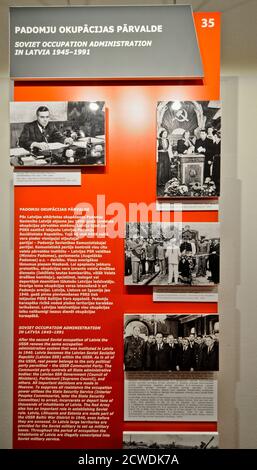 Museum der Okkupation Lettlands: Tafel "Soviet Besatzungsverwaltung in Lettland 1945-1991". Riga Stockfoto