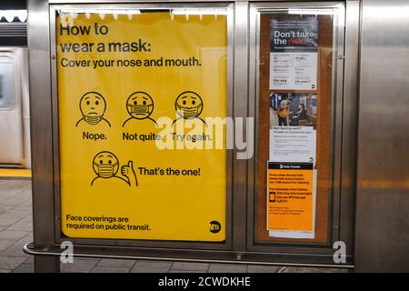 Eine Plakatwand blinkende Anweisungen, wie man eine Maske richtig an 34th Street Hudson Yards U-Bahn-Station gesehen tragen. Stockfoto