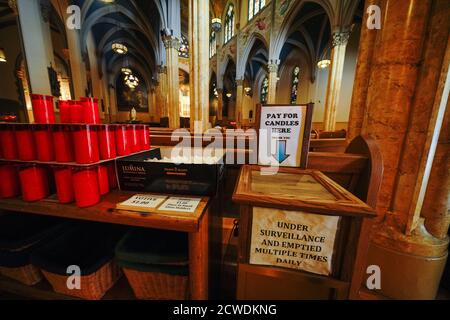 Kerzen zum Verkauf bei St. Malachy's - der Schauspielerkapelle während der Wiedereröffnung von Kirchen Da alle 50 Staaten in den USA einen schrittweisen Prozess begonnen haben, nach wochenlangen Stay-at-Home-Maßnahmen, um die Ausbreitung von COVID-19 zu verlangsamen, langsam wieder zu öffnen, befahl Präsident Trump den Staaten, Kirchen zu öffnen. Stockfoto