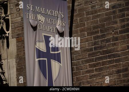 Banner der St. Malachy's - die Schauspielerkapelle bei der Wiedereröffnung von Kirchen Da alle 50 Staaten in den USA nach wochenlangen Stay-at-Home-Maßnahmen zur Verlangsamung der Ausbreitung von COVID-19 einen schrittweisen Prozess begonnen haben, den sie langsam wieder öffnen, befahl Präsident Trump den Staaten, Kirchen zu öffnen. Stockfoto