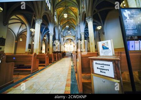 Das Innere der St. Malachy's - die Schauspielerkapelle während der Wiedereröffnung von Kirchen.Da alle 50 Staaten in den USA nach wochenlangen Stay-at-Home-Maßnahmen zur Verlangsamung der Ausbreitung von COVID-19 einen schrittweisen Prozess begonnen haben, den sie nach und nach wieder öffnen sollten, befahl Präsident Trump den Staaten, Kirchen zu öffnen. Stockfoto