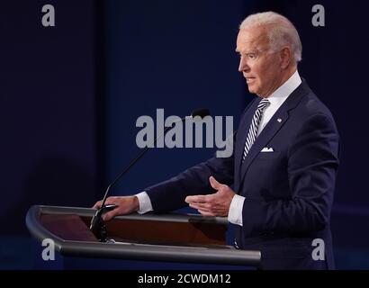 Cleveland, Usa. September 2020. Der demokratische Präsidentschaftskandidat Joe Biden spricht während der ersten von drei geplanten 90-minütigen Präsidentschaftsdebatten mit Präsident Donald Trump, Cleveland, Ohio, am Dienstag, den 29. September 2020. Foto von Kevin Dietsch/UPI Kredit: UPI/Alamy Live News Stockfoto