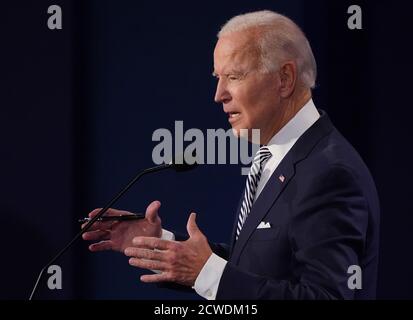 Cleveland, Usa. September 2020. Der demokratische Präsidentschaftskandidat Joe Biden spricht während der ersten von drei geplanten 90-minütigen Präsidentschaftsdebatten mit Präsident Donald Trump, Cleveland, Ohio, am Dienstag, den 29. September 2020. Foto von Kevin Dietsch/UPI Kredit: UPI/Alamy Live News Stockfoto
