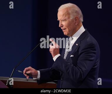 Der demokratische Präsidentschaftskandidat Joe Biden spricht während der ersten von drei geplanten 90-minütigen Präsidentschaftsdebatten mit Präsident Donald Trump, Cleveland, Ohio, am Dienstag, den 29. September 2020. Quelle: Kevin Dietsch/Pool via CNP /MediaPunch Stockfoto