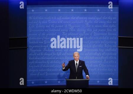 Cleveland, Usa. September 2020. Der demokratische Präsidentschaftskandidat Joe Biden spricht während der ersten Präsidentschaftsdebatte in Cleveland, Ohio, am Dienstag, dem 29. September 2020, über US-Präsident Donald Trump. Pool Foto von Matthew Hatcher/UPI Kredit: UPI/Alamy Live Nachrichten Stockfoto