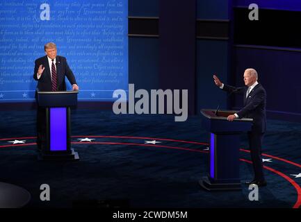 Cleveland, Ohio. September 2020. Präsident Donald Trump und der demokratische Präsidentschaftskandidat Joe Biden treten in der ersten von drei geplanten 90-minütigen Präsidentschaftsdebatten in Cleveland, Ohio, am Dienstag, 29. September 2020, auf. Quelle: Kevin Dietsch/Pool via CNP, weltweite Nutzung Quelle: dpa/Alamy Live News Stockfoto