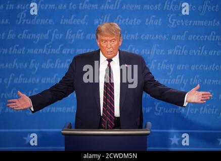 Cleveland, Ohio. September 2020. Präsident Donald Trump spricht während der ersten von drei geplanten 90-minütigen Präsidentschaftsdebatten mit dem demokratischen Präsidentschaftskandidaten Joe Biden in Cleveland, Ohio, am Dienstag, 29. September 2020.Quelle: Kevin Dietsch/Pool via CNP Quelle: dpa/Alamy Live News Stockfoto