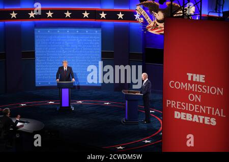 Cleveland, Ohio. September 2020. Präsident Donald Trump und der demokratische Präsidentschaftskandidat Joe Biden mit Moderator Chris Wallace bereiten sich darauf vor, am Dienstag, den 29. September 2020, in Cleveland, Ohio, die erste von drei geplanten 90-minütigen Präsidentschaftsdebatten abzuhalten. Quelle: Kevin Dietsch/Pool via CNP, weltweite Nutzung Quelle: dpa/Alamy Live News Stockfoto