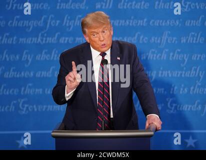 Cleveland, Ohio. September 2020. Präsident Donald Trump spricht während der ersten von drei geplanten 90-minütigen Präsidentschaftsdebatten mit dem demokratischen Präsidentschaftskandidaten Joe Biden in Cleveland, Ohio, am Dienstag, den 29. September 2020. Quelle: Kevin Dietsch/Pool via CNP, weltweite Nutzung Quelle: dpa/Alamy Live News Stockfoto
