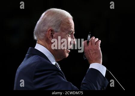 Cleveland, Usa. September 2020. Der demokratische Präsidentschaftskandidat Joe Biden spricht während der ersten Präsidentschaftsdebatte in Cleveland, Ohio, am Dienstag, dem 29. September 2020, über US-Präsident Donald Trump. Pool Foto von Oliver Doulier/UPI Kredit: UPI/Alamy Live Nachrichten Stockfoto