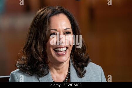 RALEIGH, NC, USA - 28. September 2020 - Demokratische Vize-Präsidentschaftskandidatin Kamala Harris während eines TV-Interviews auf dem Wahlkampfpfad 2020 bei Shaw U Stockfoto