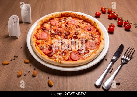 Pizza ist super Fleisch dünnen Kuchen, Tomatensauce, Rindfleisch balyk, Schinken, Speck, Jagd Stockfoto