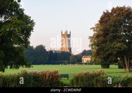 Die Kirche von St. Johannes dem Täufer aus dem Abteigelände bei Sonnenaufgang. Cirencester, Cotswolds, Gloucestershire, England Stockfoto