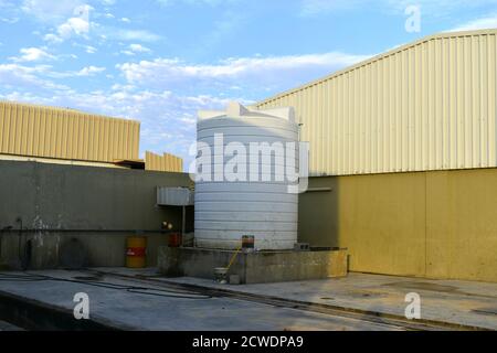 Industriewassertank in der Fabrik für die Landwirtschaft und den Verbrauch verwendet. Muscat, Oman Stockfoto