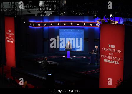 Cleveland, Ohio. September 2020. US-Präsident Donald J. Trump (C) und Präsidentschaftskandidat der Demokraten der ehemalige US-Vizepräsident Joe Biden (R), der Chris Wallace moderiert, treten am Dienstag, den 29. September 2020, in Cleveland, Ohio, in die erste von drei geplanten 90-minütigen Präsidentschaftsdebatten ein.Quelle: Kevin Dietsch/Pool via CNP Quelle: dpa/Alamy Live News Stockfoto