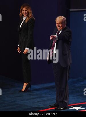 Cleveland, Ohio. September 2020. US-Präsident Donald J. Trump winkt, als er und seine Frau Melania Trump nach der ersten von drei geplanten 90-minütigen Präsidentschaftsdebatten gegen den demokratischen Präsidentschaftskandidaten Joe Biden am Dienstag, den 29. September 2020 in Cleveland, Ohio, aus der Bühne gehen. Quelle: Kevin Dietsch/Pool via CNP, weltweite Nutzung Quelle: dpa/Alamy Live News Stockfoto