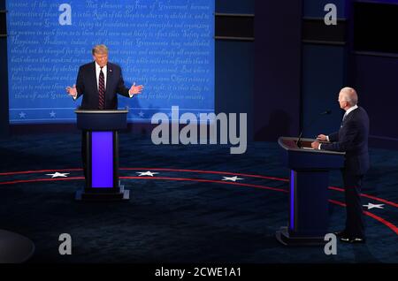 Cleveland, Ohio. September 2020. US-Präsident Donald J. Trump und Präsidentschaftskandidat der Demokraten der ehemalige US-Vizepräsident Joe Biden treten in der ersten von drei geplanten 90-minütigen Präsidentschaftsdebatten in Cleveland, Ohio, am Dienstag, den 29. September 2020 auf. Quelle: Kevin Dietsch/Pool via CNP, weltweite Nutzung Quelle: dpa/Alamy Live News Stockfoto