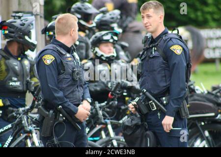 Cleveland, Ohio, USA. September 2020. Polizisten aus ganz Cleveland und darüber hinaus blockieren die Kreuzungen in der Nähe der Case Western Reserve University, um sich auf die Fahrt von Präsident Donald Trump und dem ehemaligen Vizepräsidenten Joe Biden zum Medical Center vorzubereiten, wo sie einige Stunden später in den ersten US-Präsidentschaftsdebatten von 2020 zusammenprallten. Quelle: Amy Katz/ZUMA Wire/Alamy Live News Stockfoto