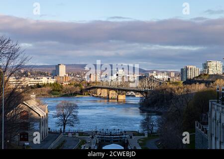 Ein Blick vom 2020. Mai auf den Ottawa River und Gatineau, Quebec, einschließlich Hull und Gatineau Park im Hintergrund, von der Innenstadt von Ottawa. Stockfoto