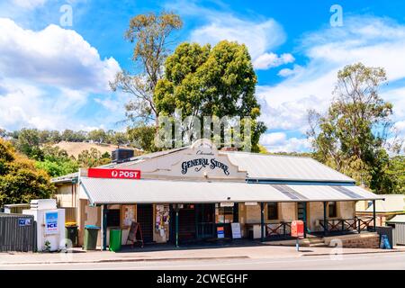 Adelaide Hills, South Australia - 9. Februar 2020: Clarendon General Store mit Australi Post an einem hellen Tag Stockfoto