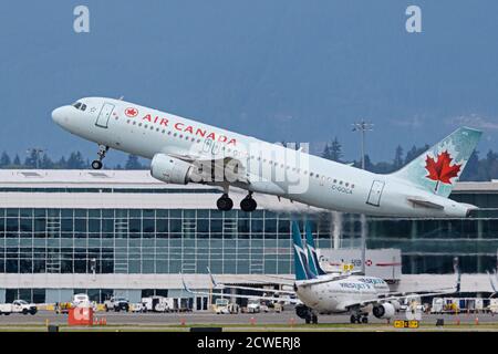 Richmond, British Columbia, Kanada. September 2020. Ein Airbus A320 von Air Canada (C-GQCA) hebt vom internationalen Flughafen Vancouver ab.Quelle: Bayne Stanley/ZUMA Wire/Alamy Live News Stockfoto