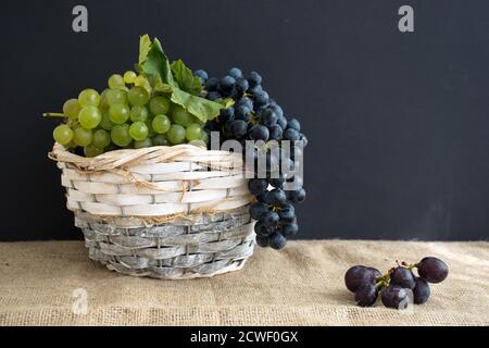 Reife Trauben im Weidenkorb Stockfoto