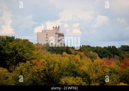 Sept 29 2020, St Thomas Ontario Kanada - Kanadas erster erhöhter Park auf der Westseite St. Thomas in Ontario Kanada. Blick auf ein Appartment-Gebäude Stockfoto