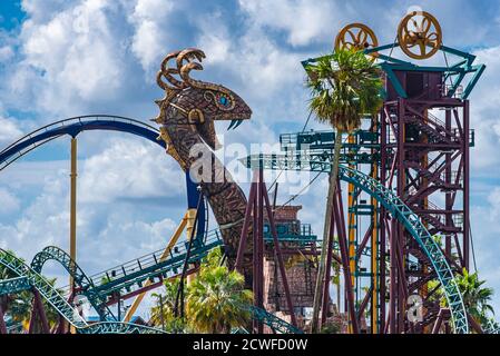Cobra's Curse, eine sich drehende Achterbahn aus Stahl in Busch Gardens Tampa Bay in Tampa, Florida. (USA) Stockfoto