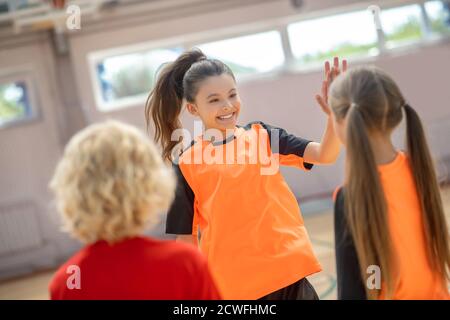 Kinder in heller Sportbekleidung trainieren im Fitnessstudio Stockfoto