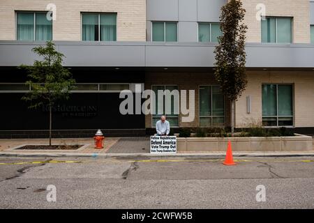 Cleveland, Ohio, USA. September 2020. Ein Mann wartet mit seinem Protestschild während der ersten Präsidentschaftsdebatte in Cleveland, Mittwoch, 30. September 2020. Quelle: Andrew Dolph/ZUMA Wire/Alamy Live News Stockfoto