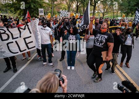 Cleveland, Ohio, USA. September 2020. BLM Protestorganisatoren marschieren um Wade Oval während der ersten Präsidentschaftsdebatte in Cleveland, Mittwoch, 30. September 2020. Quelle: Andrew Dolph/ZUMA Wire/Alamy Live News Stockfoto