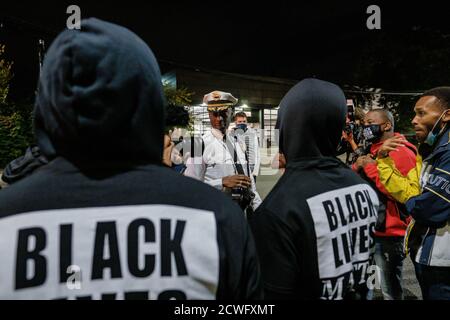 Cleveland, Ohio, USA. September 2020. Cleveland Deputy Chief Wayne Drummond spricht mit Demonstranten während der ersten Präsidentschaftsdebatte in Cleveland, Mittwoch, 30. September 2020. Quelle: Andrew Dolph/ZUMA Wire/Alamy Live News Stockfoto