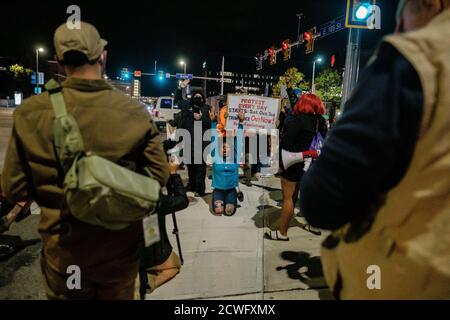 Cleveland, Ohio, USA. September 2020. Protestierenden werden während der ersten Präsidentendebatte in Cleveland am Mittwoch, 30. September 2020 knieend gesehen. Quelle: Andrew Dolph/ZUMA Wire/Alamy Live News Stockfoto