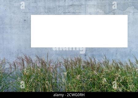 Modell. Leere weiße horizontale Plakatwand, Werbetafel, Schild auf grauem Betonwandhintergrund Stockfoto