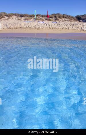 Sonnenschirm auf der Düne: Lido Marini Beach in Salento, Apulien (Italien). Stockfoto