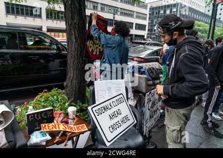 New York, Usa. September 2020. Die Demonstranten schufen das Abolition Living Room und forderten die Stornierung der Miete vor der 633 3rd Avenue, Manhattan, wo sich das NYC Büro des Gouverneurs befand. (Foto von Lev Radin/Pacific Press) Quelle: Pacific Press Media Production Corp./Alamy Live News Stockfoto