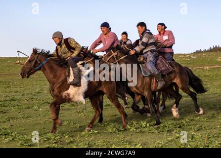 Issyk Kul, Kirgisistan - Mai 28, 2017 - buzkashi Spieler rennen auf das Ziel mit Ihren kopflosen Ziegen Stockfoto