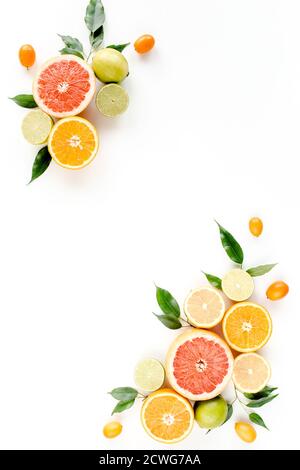 Kreatives Layout aus tropischen Sommerfrüchten: Grapefruit, Orange, Zitrone, Limette und Blätter Ficus. Food-Konzept. Flat Lay, Draufsicht Stockfoto