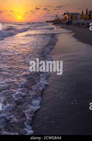 Sommerzeit: Sonnenuntergang am Strand. Torre Mozza Beach ist einer der längsten und attraktivsten unter denen im südlichen Teil des Salento in Apulien, Italien. Stockfoto