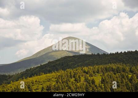 Berghügel, Karpaten-Berglandschaft im Sommer. Blick auf den Berg Hoverla Stockfoto