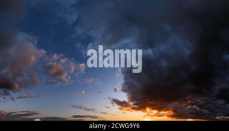 Sommer Sonnenuntergang Himmel hochauflösende Panorama mit Fleece bunten Wolken. Abenddämmerung gutes Wetter natürlicher Hintergrund. Stockfoto