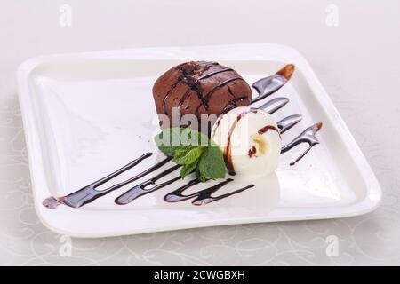 Leckere heiße Muffin mit Eis Minze Stockfoto